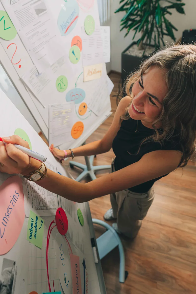 Azubi schreibt am Flipchart