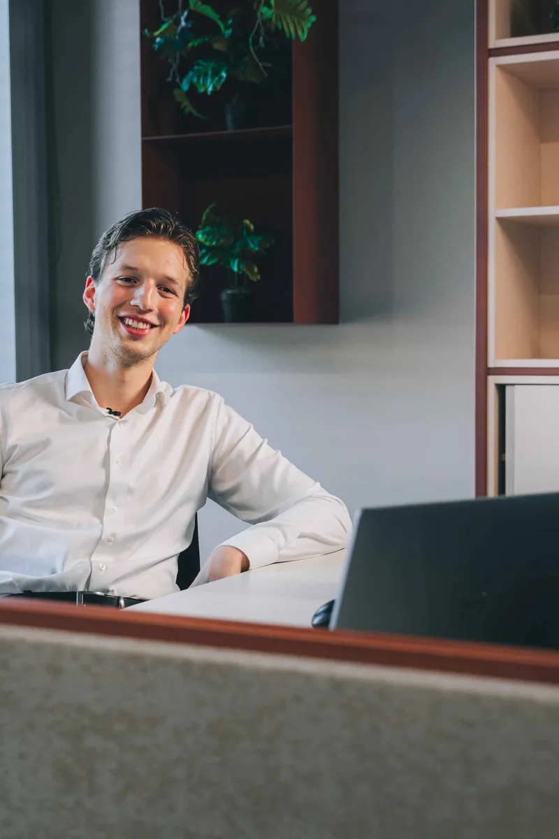 Azubi an seinem Arbeitsplatz in der Geschäftsstelle