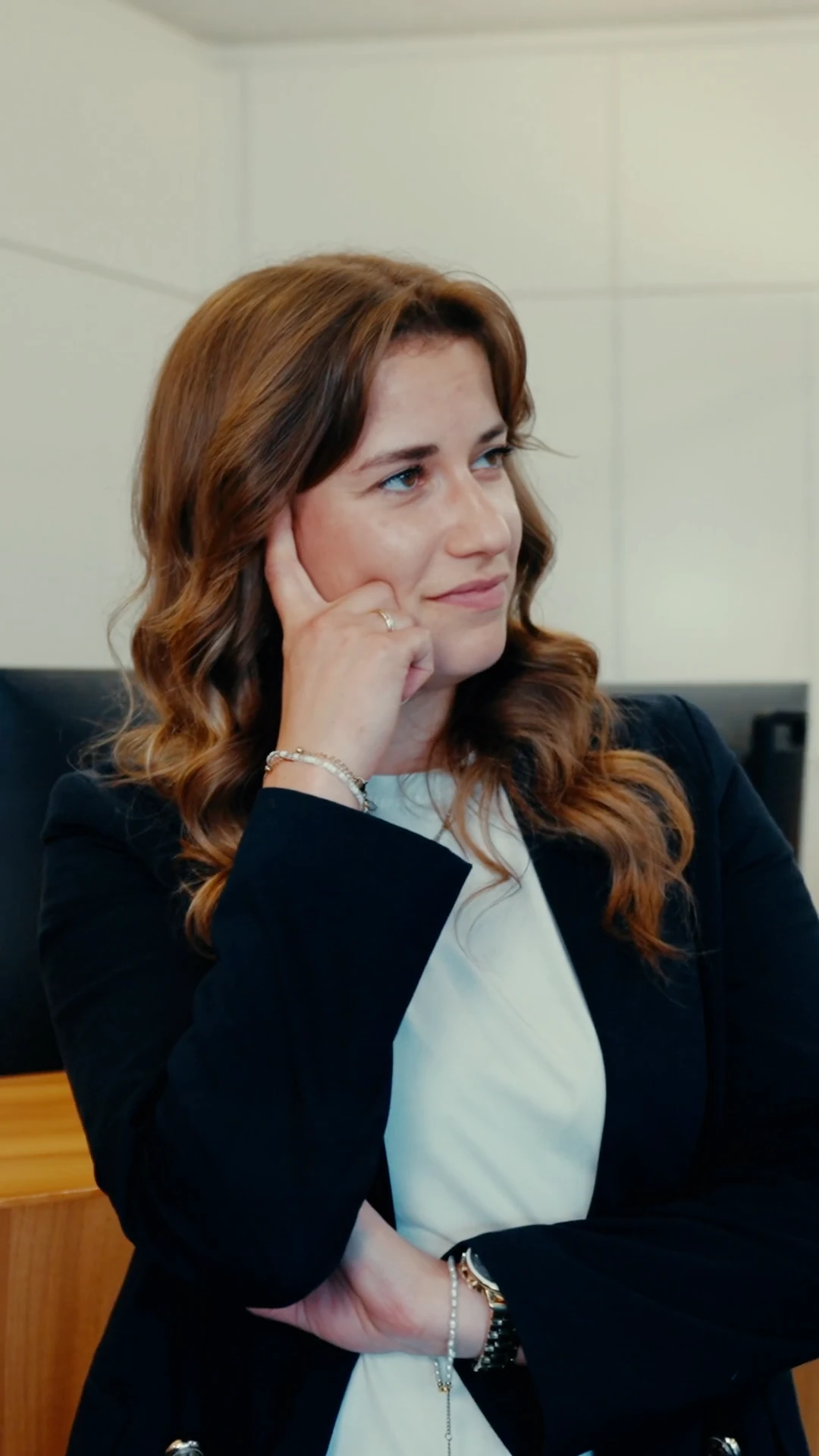 Mentorin Michaela lächelt nachdenklich im Büro der VR-Bank Rottal-Inn
