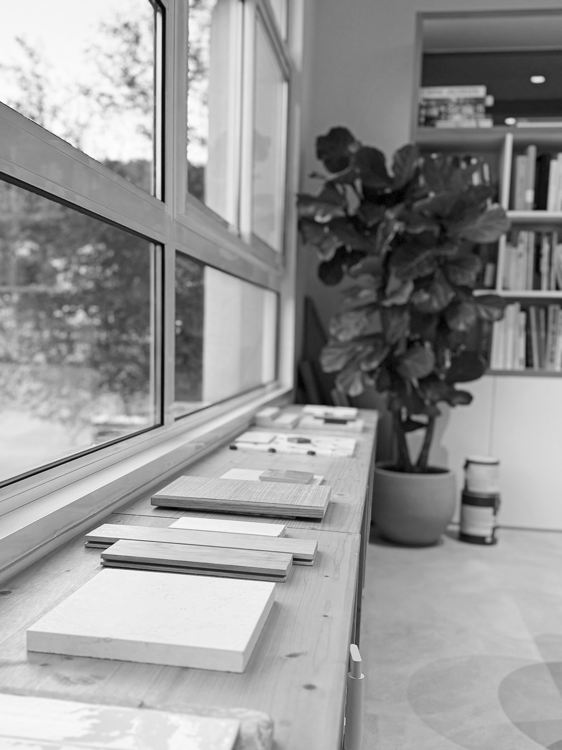L'agence TRIMTAB Architecteurs à Mouans-Sartoux — échantillons de matériaux et bibliothèque