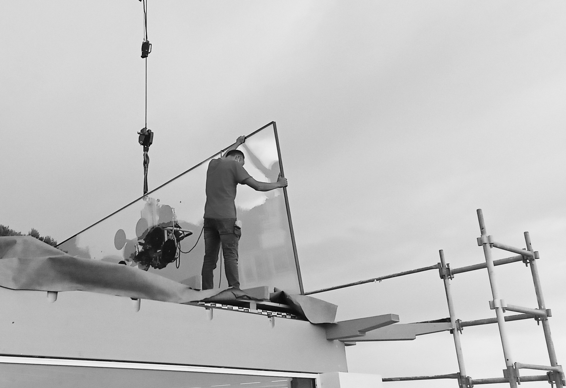 Pose d'une baie vitrée sur un chantier TRIMTAB Architecteurs à Nice