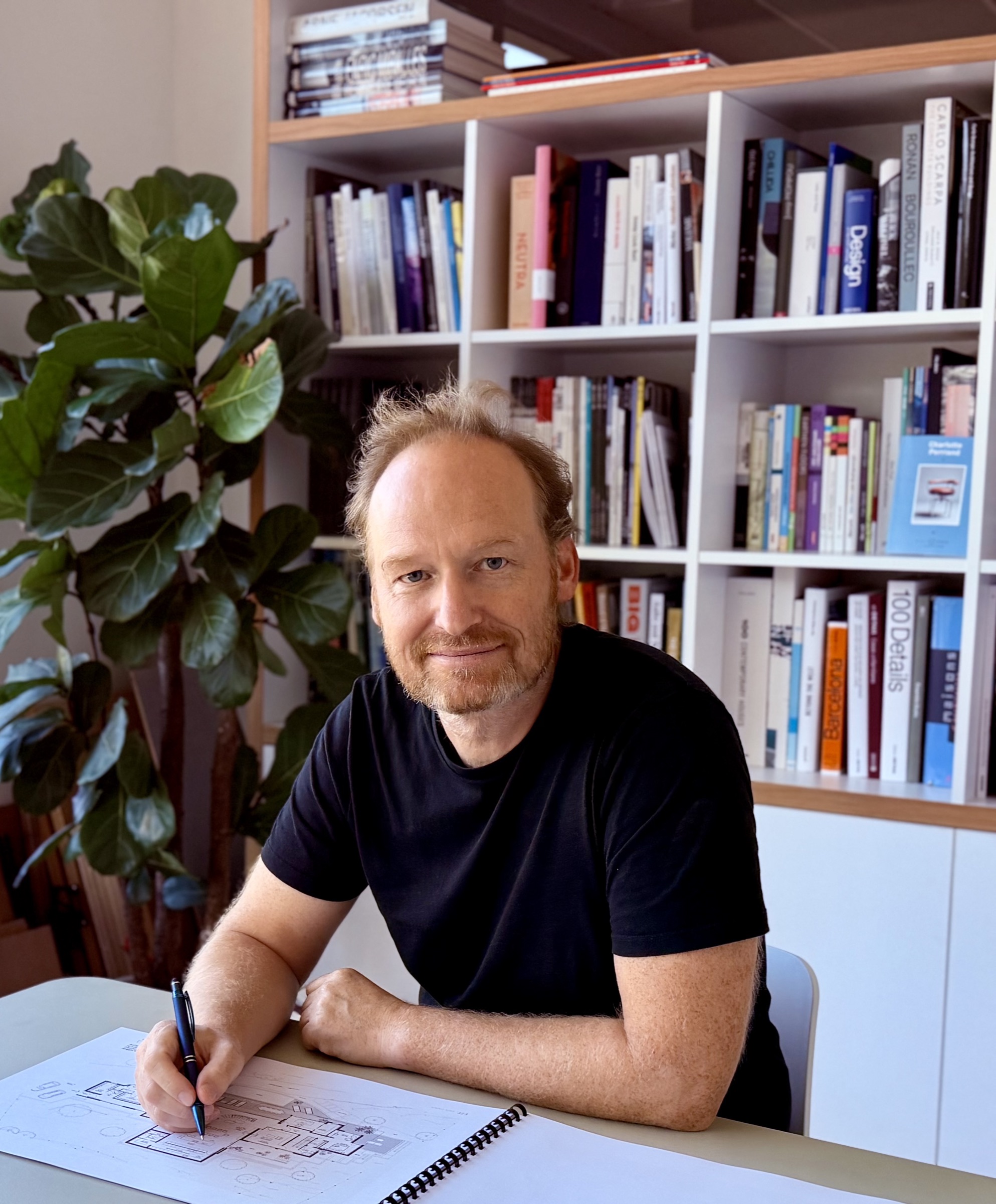 Sebastian Völker, architecte et fondateur de TRIMTAB Architecteurs, à son bureau de Mouans-Sartoux