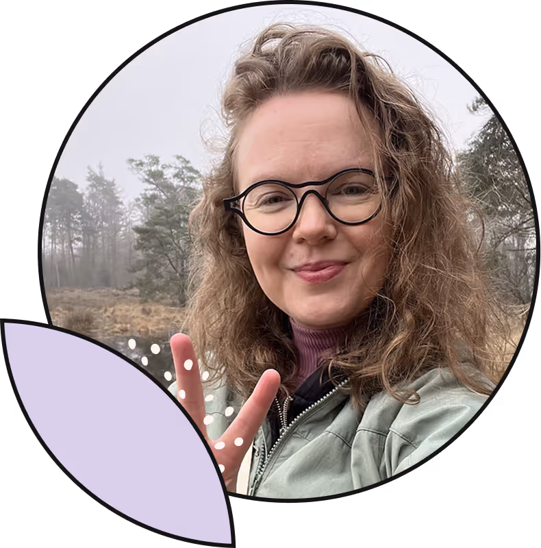 Linda van Dijk buiten in de natuur