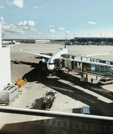 Flugzeug steht an einem Flughafen und wird gerade mit Passagieren beladen
