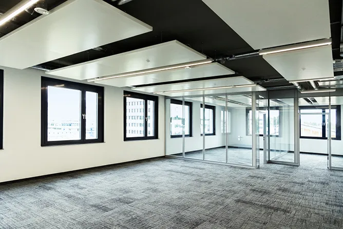 Leeere Etage mit Raumtrennern aus Glas