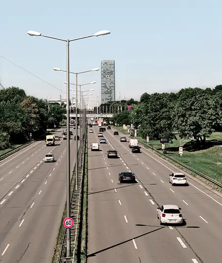 Autobahn mit einigen Autos