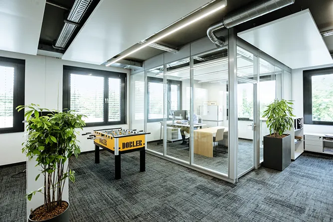 Einzelbüro mit Glaswänden