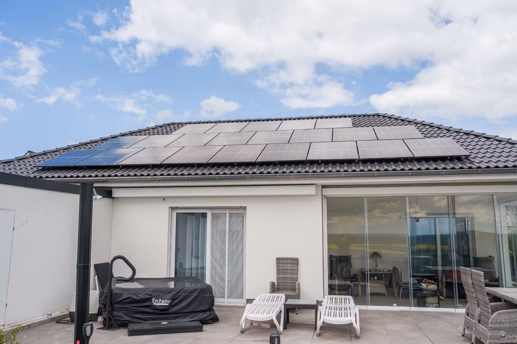 Solaranlage auf einem Dach in Schwalmstadt, montiert durch die PV Hessen GmbH