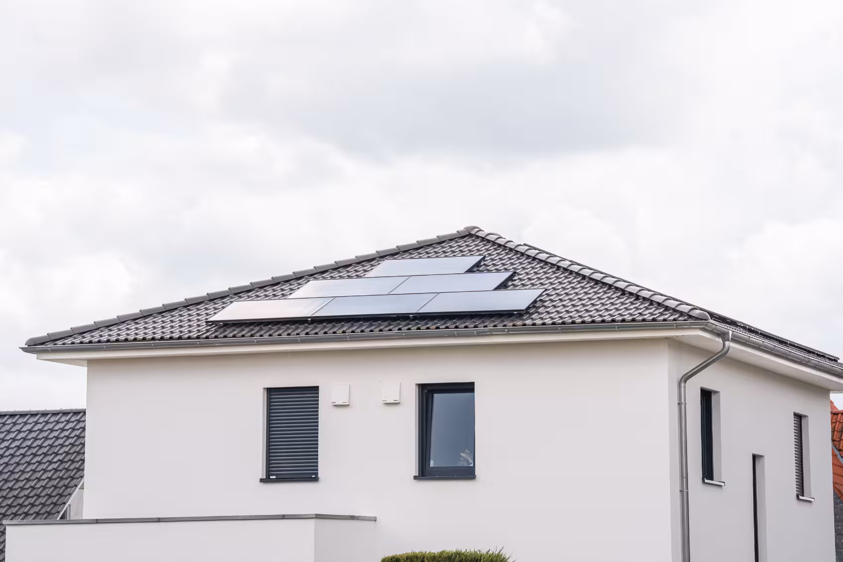 Solaranlage auf einem Dach in Schwalmstadt, montiert durch die PV Hessen GmbH