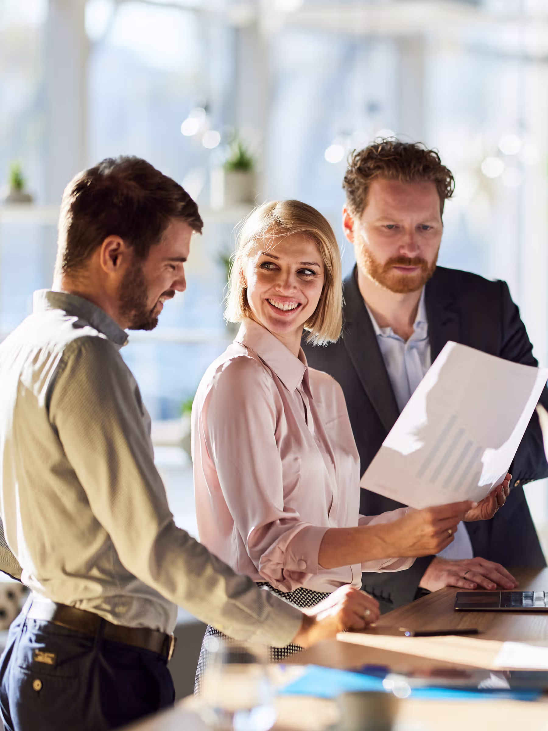 Consulting team reviewing information on a screen during a collaborative working session.