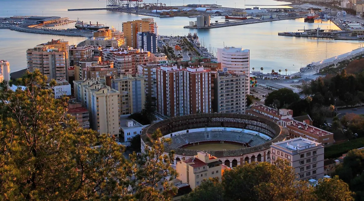 Plano alejado general de la ciudad de Málaga