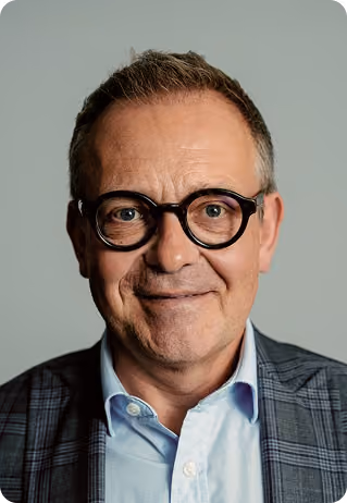 Założyciel GIGLIKE uśmiechnięty do kamery