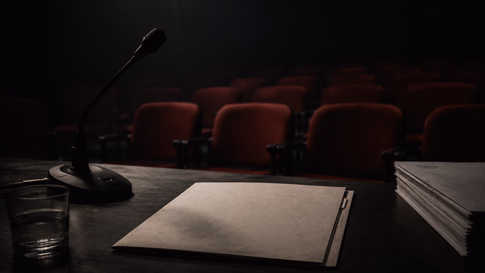 Демонстраційна візуальна обкладинка до матеріалу «Слухання провели без оприлюдненого протоколу»