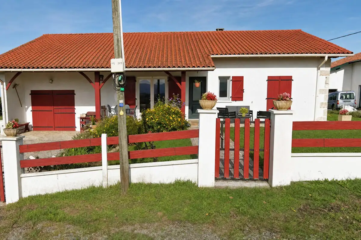 Maison de plain-pied à la toiture en tuiles démoussée à Briscous par 2C Couvreur Bayonne
