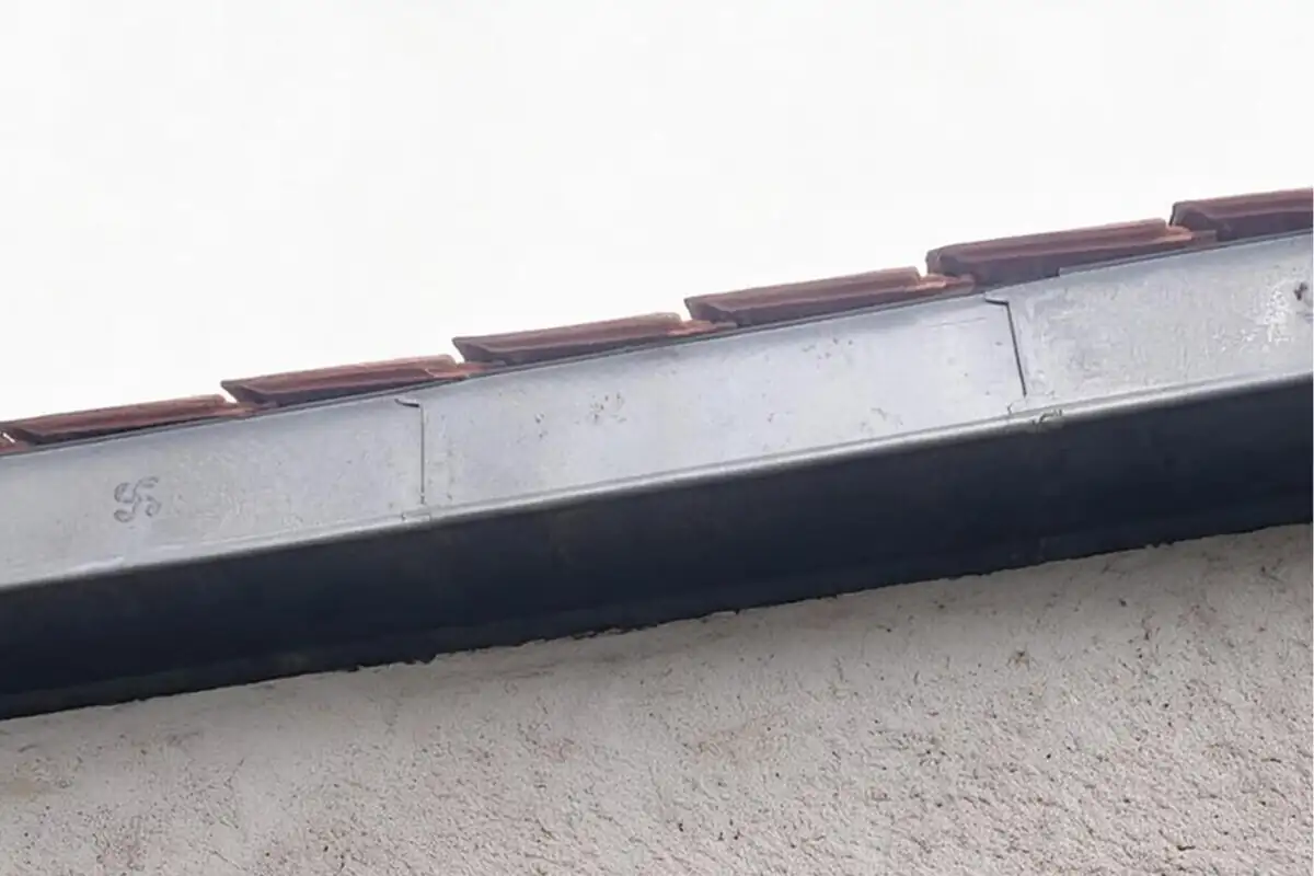 Planche de rive habillée de zinc sous un rang de tuiles à Mouguerre par 2C Couvreur Bayonne