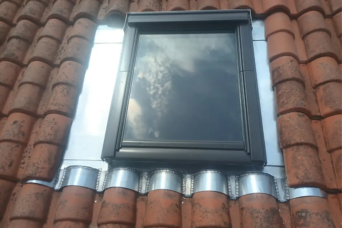 Velux neuf avec habillage zinc et raccord sur tuiles canal à Lahonce par 2C Couvreur Bayonne