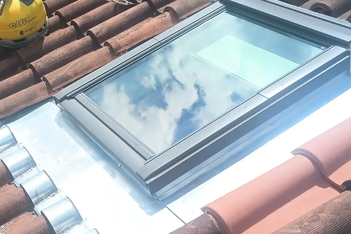 Velux remplacé avec entourage en zinc sur mesure sur toiture en tuiles canal à Urcuit par 2C Couvreur Bayonne
