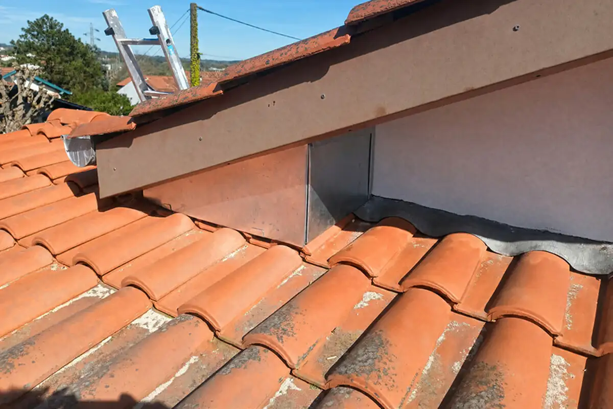 Rencontre de toit étanchée en zinc façonné sur place entre deux toitures à Bidart par 2C Couvreur Bayonne