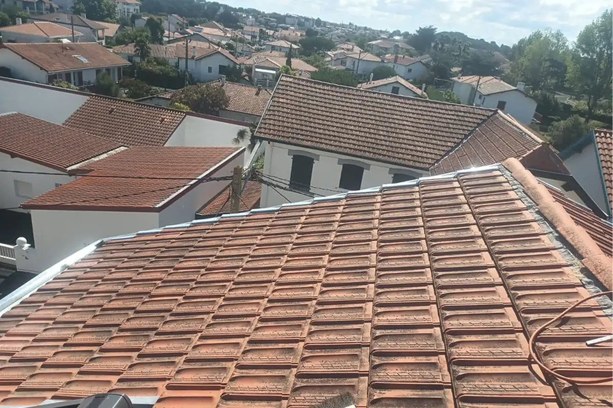 Couloir de rives à noquets en zinc posé sur une toiture en tuile de Marseille à Biarritz par 2C Couvreur Bayonne