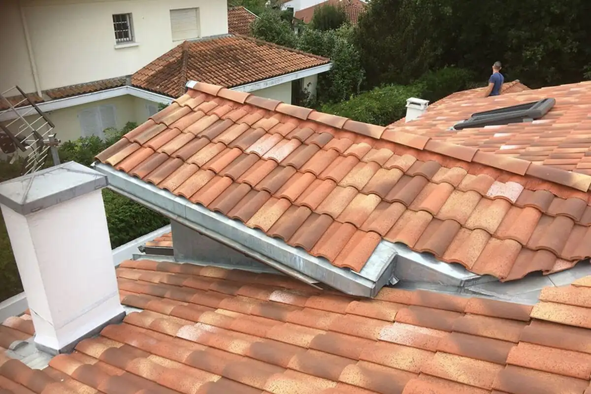 Lucarne habillée de zinc raccordée à la couverture en tuiles à Anglet par 2C Couvreur Bayonne