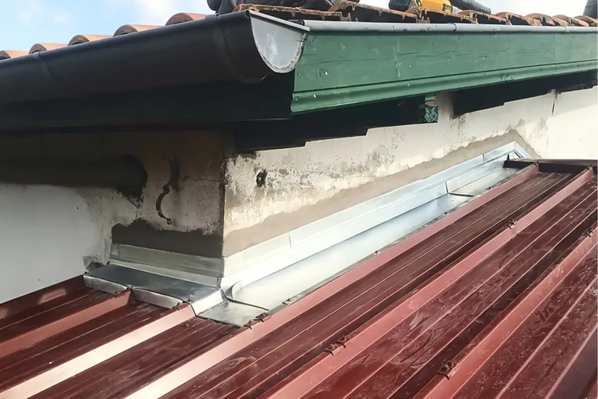 Rive en zinc façonnée entre le mur pignon et la couverture en bac acier à Guiche par 2C Couvreur Bayonne