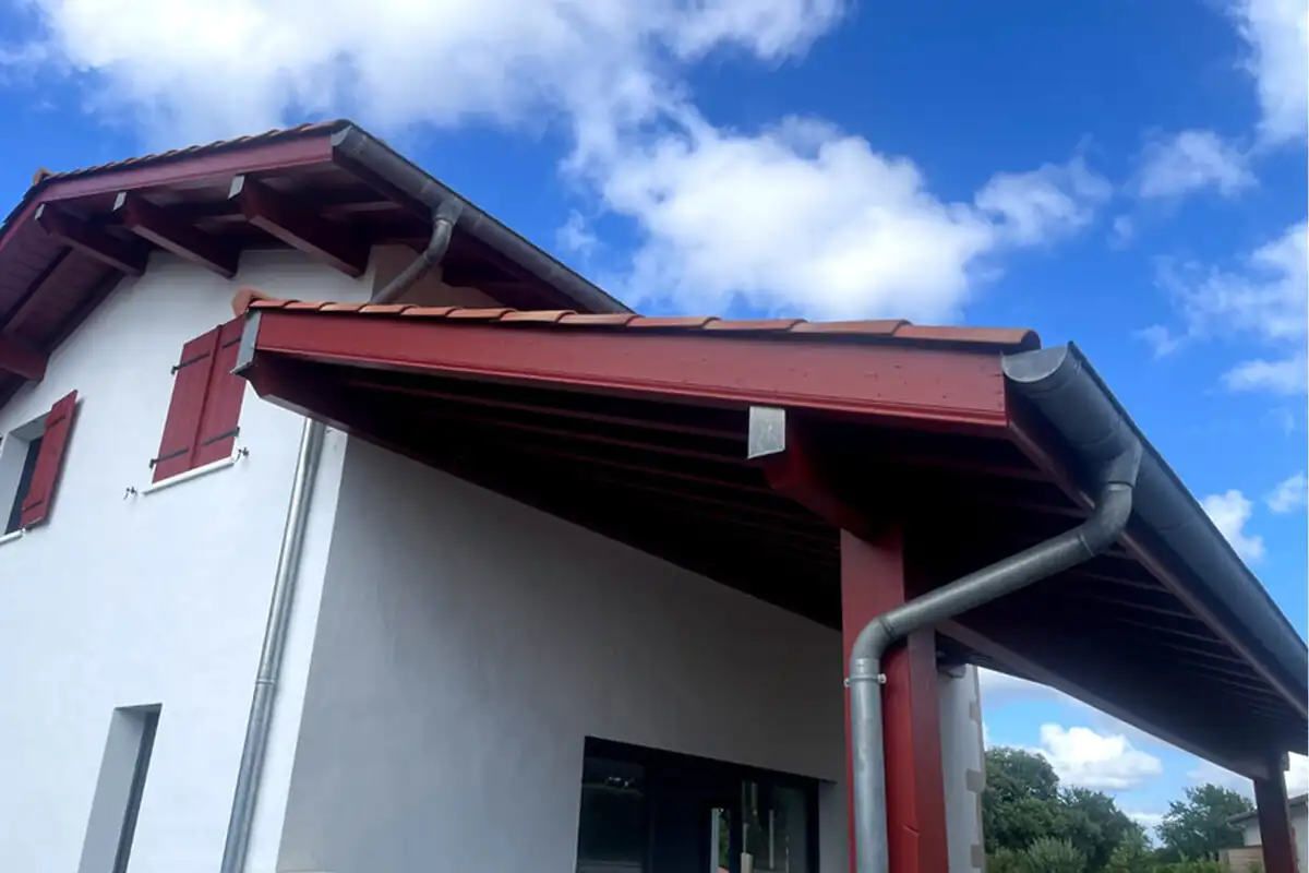 Gouttières et descentes en zinc posées sur une maison neuve de style basque à Mouguerre par 2C Couvreur Bayonne