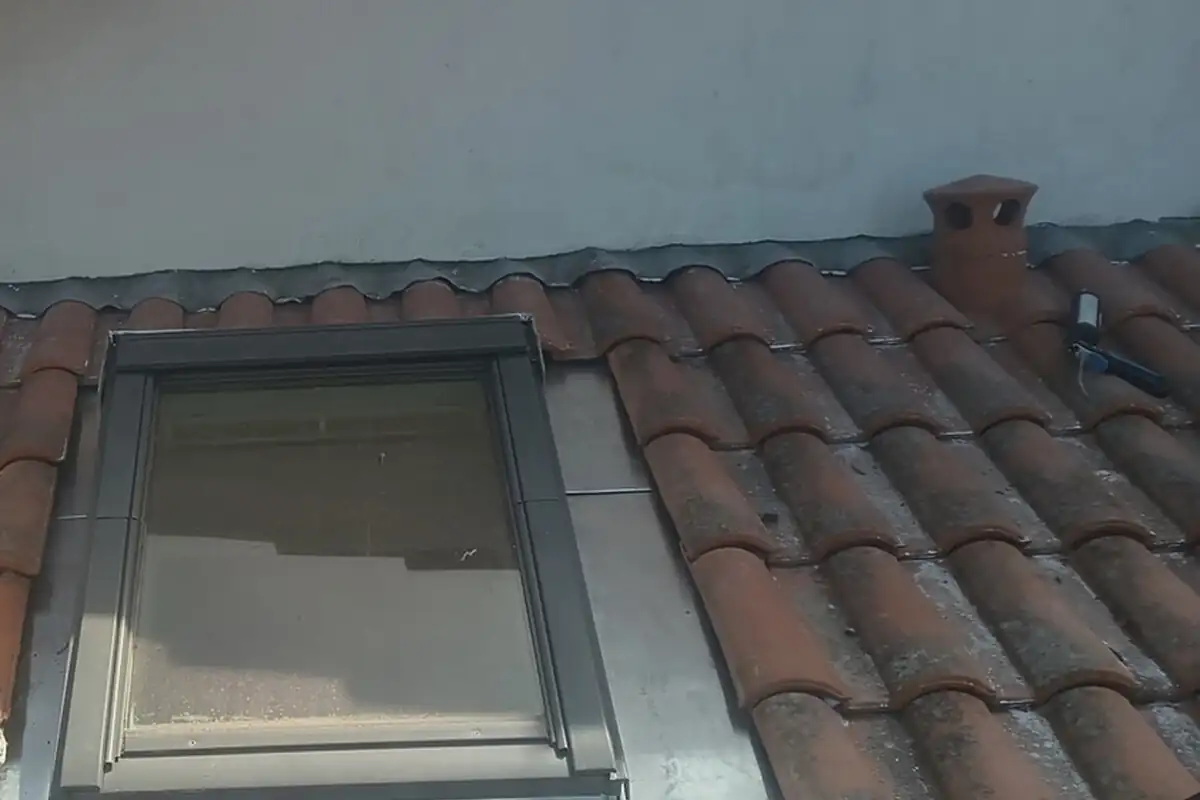 Entourage de Velux refait en zinc sur costière sur une toiture en tuiles romanes à Briscous par 2C Couvreur Bayonne