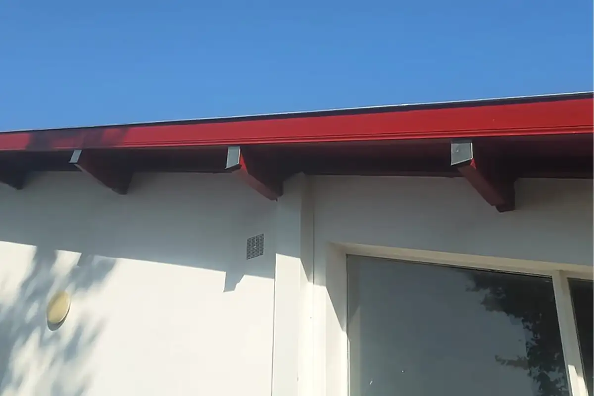 Abouts de pannes coiffés de protections en zinc sous un débord de toit rouge à Urcuit par 2C Couvreur Bayonne