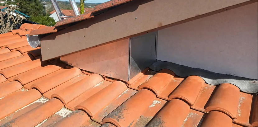 Réparation de fuite de toiture par 2C Couvreur Bayonne