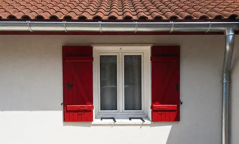 Fenêtre de toit posée sur toiture en tuiles au Pays Basque