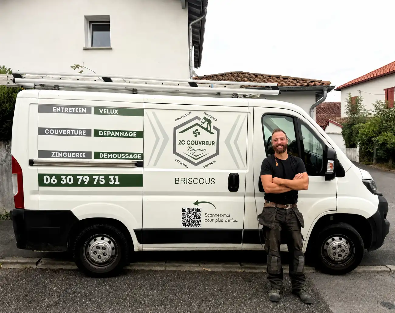 Johan, couvreur-zingueur, devant le camion 2C Couvreur Bayonne à Briscous