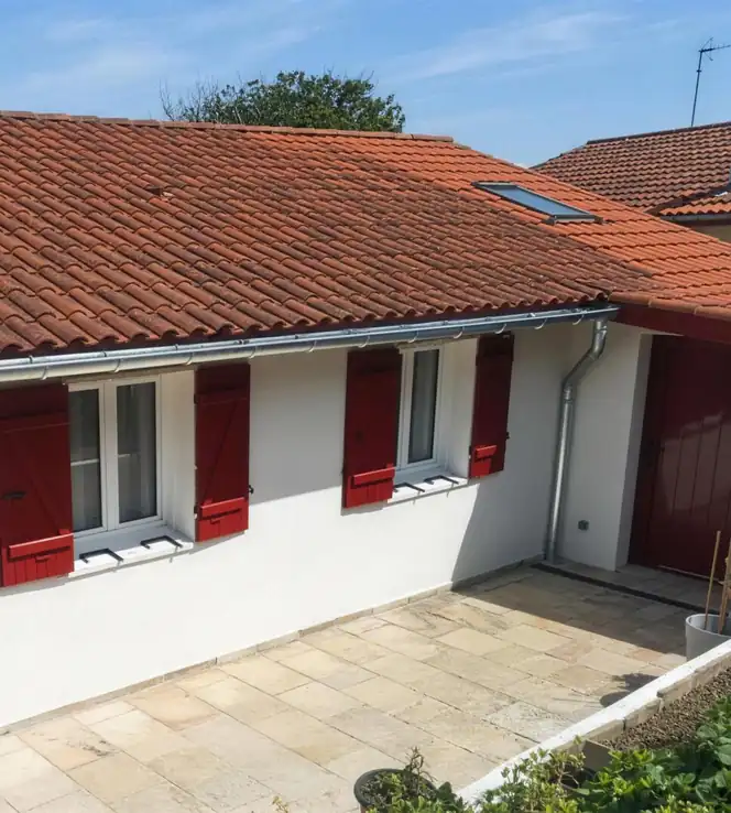 Maison au Pays Basque après rénovation de toiture par 2C Couvreur Bayonne