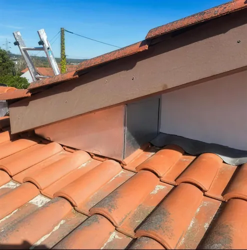 Détail de zinguerie sur toiture en zinc