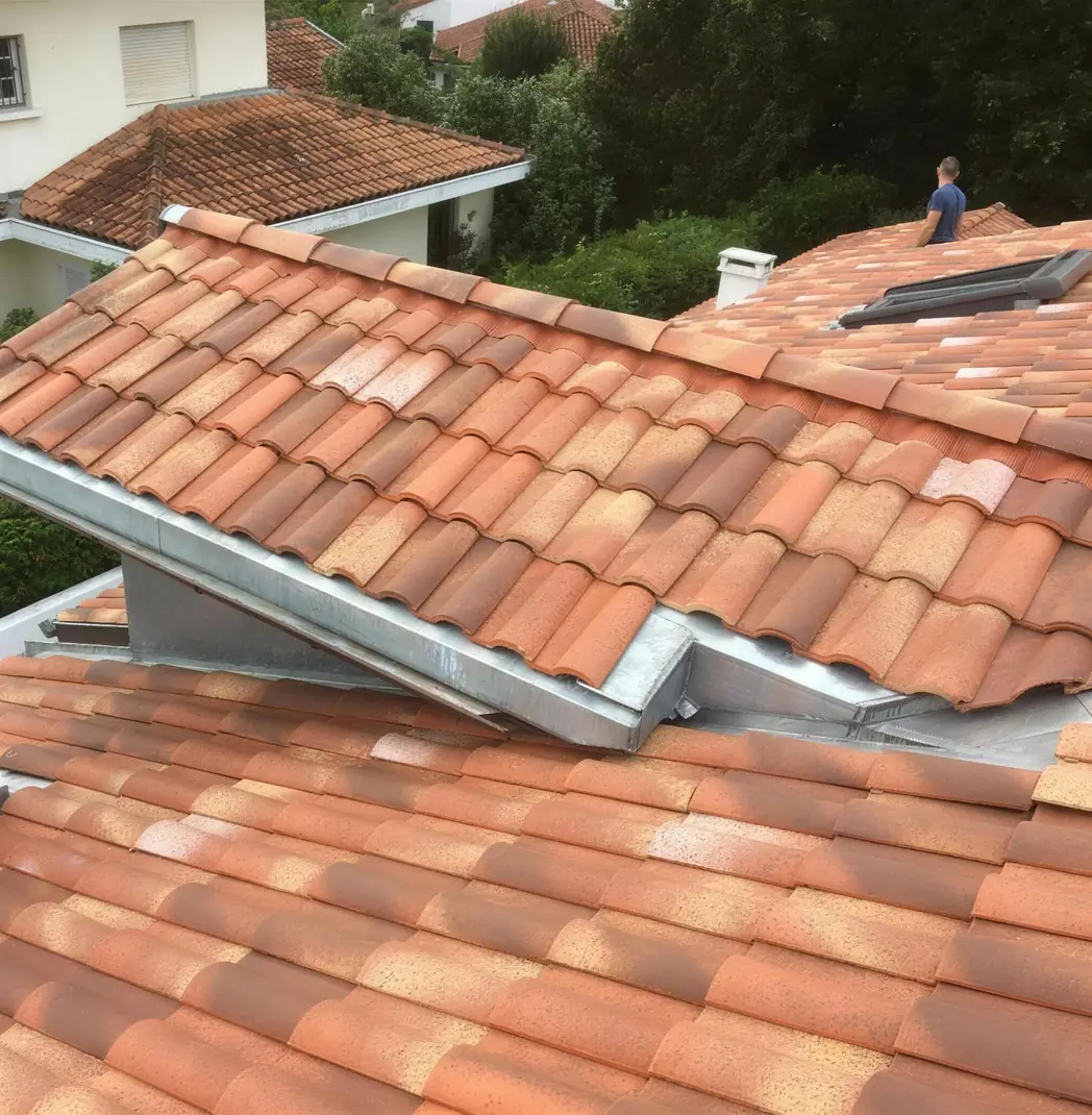 Couvreur zingueur sur une toiture en tuiles à Bayonne - 2C Couvreur Bayonne