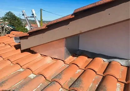 Rive de toiture en zinc, vue rapprochée