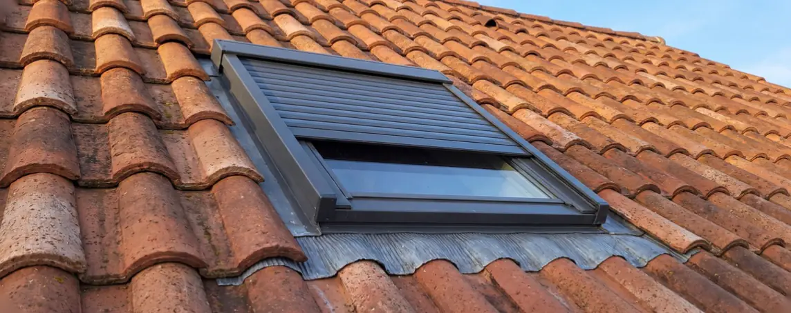 Volet roulant extérieur installé sur une fenêtre de toit Velux entrouverte