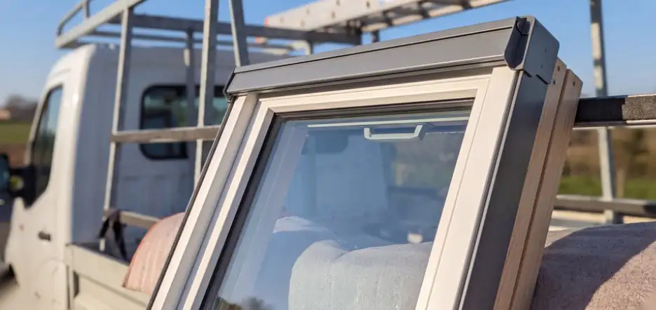 Fenêtre de toit Velux neuve prête à poser, déchargée du camion sur le chantier