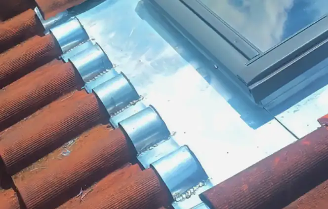 Entourage zinc sur mesure façonné autour d'une fenêtre de toit à Urcuit