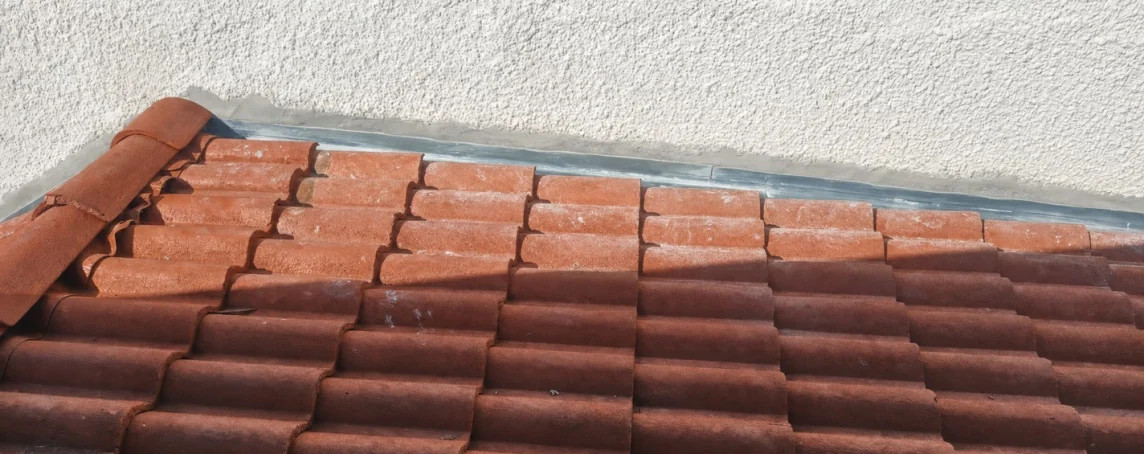 Solin en zinc en pied de mur repris pour l'étanchéité d'une toiture, secteur de Bayonne