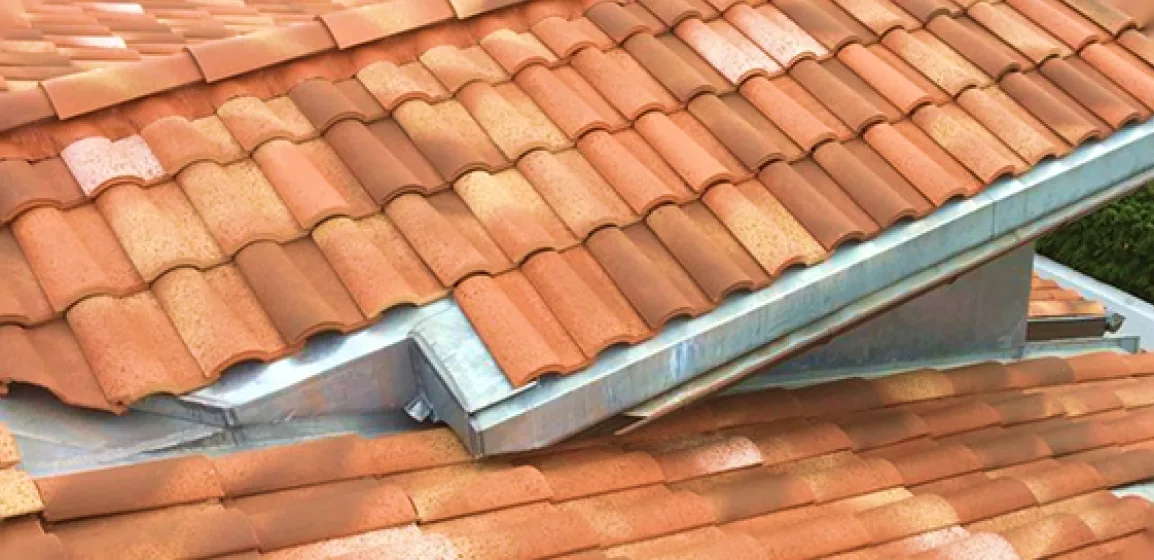 Habillage en zinc posé sur une toiture en tuiles pour stopper une fuite, secteur de Bayonne