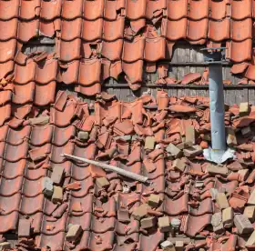 Toiture endommagée, tuiles cassées et débris après une tempête, urgence toiture à Bayonne