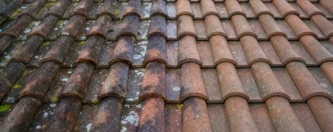 Couverture en tuiles à moitié nettoyée pendant une rénovation de toiture à Bayonne
