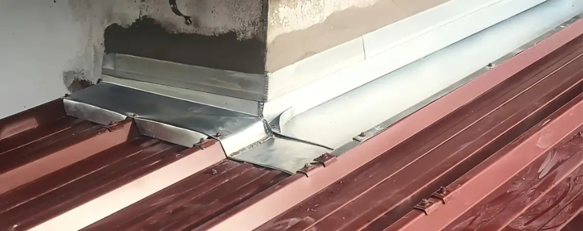 Solin en zinc posé à la rencontre du toit et d'un mur pour rétablir l'étanchéité, à Bayonne
