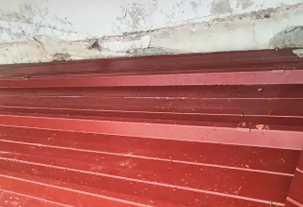 Couverture en bac acier raccordée contre un mur ancien, rénovation de toiture secteur de Bayonne