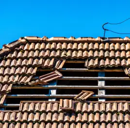 Toiture en cours de dépose avec liteaux apparents au début d'une rénovation de toiture à Bayonne