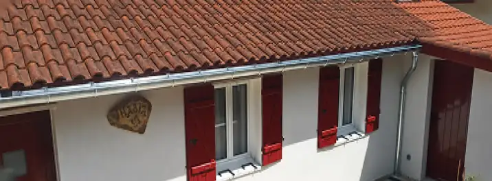Toit rénové et abords nets en fin de chantier de rénovation de toiture à Bayonne