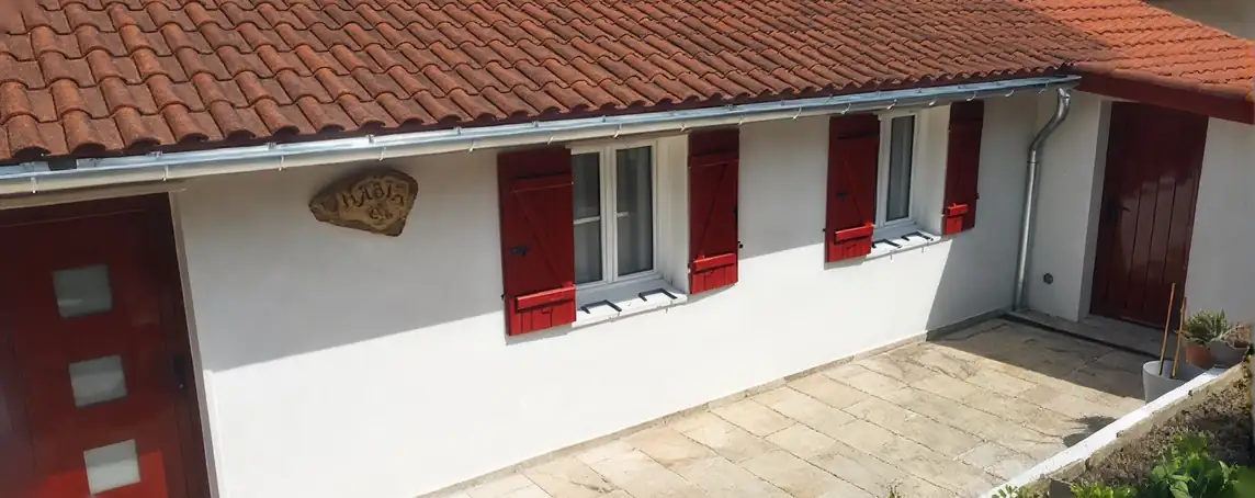 Gouttière neuve posée sur la façade d'une maison basque, pose et remplacement de gouttière à Bayonne