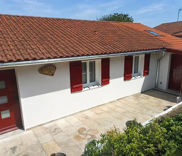 Maison basque équipée de sa gouttière alu sur toute la façade, pose de gouttière à Bayonne