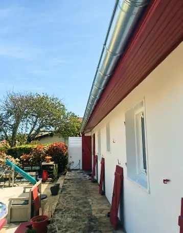 Gouttière zinc posée sur toute la longueur du toit, vue depuis le jardin, secteur de Bayonne