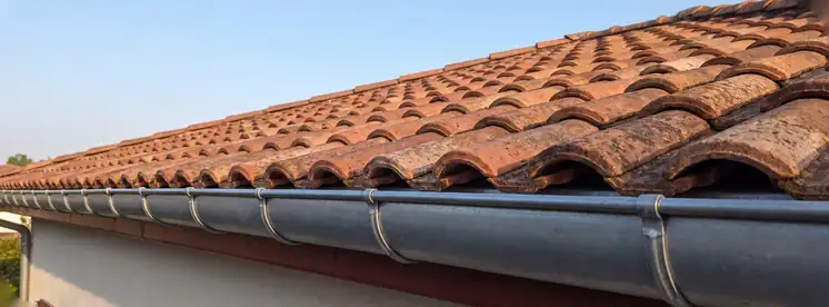Gouttière zinc vue depuis le toit au contrôle de fin de chantier, pose de gouttière à Bayonne